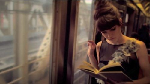 lectrice dans le train metro