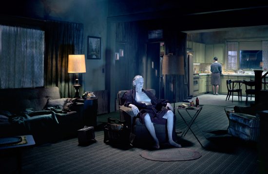 "Le père" Gregory Crewdson (2007, série “Beneath the Roses”)