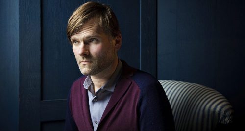 Dans Les lisières Olivier Adam s'indigne contre les "dandys narcissiques" de la littérature... Est-ce l'hôpital se moquant de la charité ?